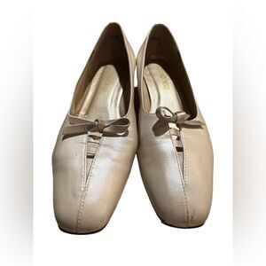 Magdesiah Cream Low Heels Size 8.5